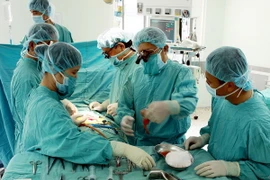 Cứu sống bệnh nhân bị dao đâm thủng tim, tràn dịch màng phổi