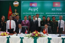 Ký kết biên bản hợp tác giữa hai tỉnh. (Ảnh: Trường Giang/TTXVN)