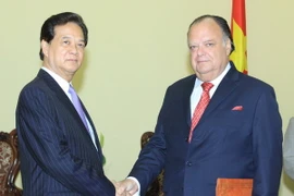 Thủ tướng Nguyễn Tấn Dũng tiếp Đại sứ Peru Carlos Berninzon 