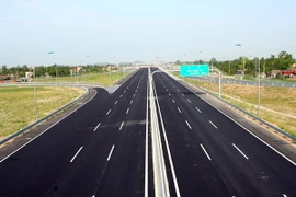 Một đoạn đường trên tuyến cao tốc Hà Nội-Hải Phòng trong ngày đầu thông xe. (Ảnh: Huy Hùng/TTXVN)