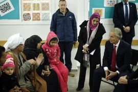 Cựu Thủ tướng Tony Blair thăm một trường học của Liên hợp quốc ở Gaza. (Nguồn: THX/TTXVN)