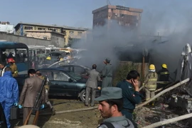 Lực lượng chức năng Afghanistan làm nhiệm vụ tại hiện trường một vụ đánh bom ở Kabul. (Nguồn: AFP/TTXVN)