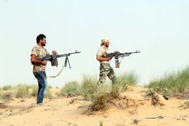 Các tay súng thuộc lực lượng Bình minh Libya giao tranh với binh sỹ Chính phủ tại Sabratha ngày 25/5. (Nguồn: THX/TTXVN)