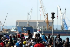 Những người di cư sau khi được hải quân Italy cứu và đưa về cảng Sicili. (Nguồn: AFP/TTXVN)