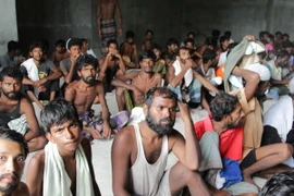 Những người di cư Rohingya và Bangladesh sau khi được ngư dân Indonesia cứu sống tại Kuala Langsa, tỉnh Aceh. (Nguồn: AFP/TTXVN)