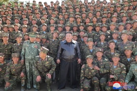 Nhà lãnh đạo Triều Tiên Kim Jong Un thăm đơn vị tác chiến đặc biệt tại căn cứ huấn luyện ở Bình Nhưỡng. (Ảnh: YONHAP/TTXVN)