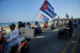 Người dân Cuba tuần hành kêu gọi Mỹ dỡ bỏ lệnh cấm vận tại thủ đô La Habana, Cuba ngày 28/3/2021. (Ảnh: AFP/TTXVN)
