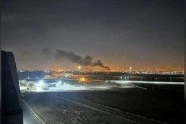 Khói lửa bốc lên sau loạt tiếng nổ ở phía Tây thủ đô Tehran, Iran rạng sáng 26/10. (Ảnh: Jerusalem Post/TTXVN)