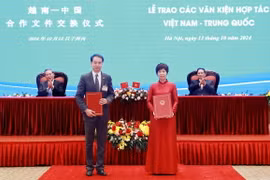 Thủ tướng Phạm Minh Chính và Thủ tướng Lý Cường chứng kiến trao Bản ghi nhớ hợp tác giữa Thông tấn xã Việt Nam và Đài Phát thanh truyền hình Trung ương Trung Quốc. (Ảnh: Dương Giang/TTXVN)