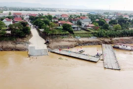 Do nước sông Hồng lên cao, không đảm bảo an toàn cho người và phương tiện qua lại, các lực lượng chức năng liên quan làm nhiệm vụ bảo vệ an toàn cầu phao Phong Châu (bắc qua sông Hồng nối huyện Tam Nông với Lâm Thao, tỉnh Phú Thọ) đã phải thực hiện tạm dừng hoạt động cầu phao từ 18 giờ ngày 1/10 đến khi có thông báo mới. (Ảnh: Tạ Toàn/TTXVN)