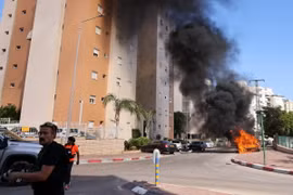Xe ôtô bị cháy ở Ashkelon, Israel, sau vụ tấn công bằng rocket từ Dải Gaza, ngày 7/10/2023. (Ảnh: AFP/TTXVN)