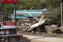 Một nhà hàng bị phá hủy sau khi bão Helene quét qua Asheville, bang North Carolina, Mỹ. (Ảnh: Kyodo/TTXVN)