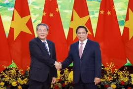 Thủ tướng Phạm Minh Chính và Thủ tướng Trung Quốc Lý Cường chụp ảnh chung trước hội đàm. (Ảnh: Dương Giang/TTXVN)