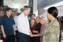 Tổng Bí thư, Chủ tịch nước Tô Lâm thăm hỏi nhân dân xã Long Hưng, huyện Văn Giang. (Ảnh: Trí Dũng/TTXVN)