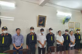Các đối tượng bị bắt giữ được đưa về trụ sở Công an. (Ảnh: Công an cung cấp)