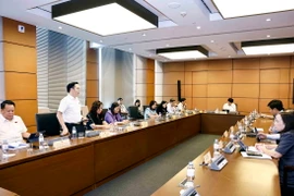 Đoàn đại biểu Quốc hội các tỉnh Hà Nam, Thanh Hóa và Trà Vinh thảo luận ở tổ. (Ảnh: Doãn Tấn/TTXVN)