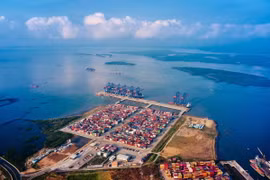 Cảng biển Bà Rịa-Vũng Tàu hiện có 7 bến cảng với chức năng khai thác hàng container công suất quy hoạch đến năm 2020 đạt 7,66 triệu Teu/năm. (Ảnh: Hồng Đạt/TTXVN)
