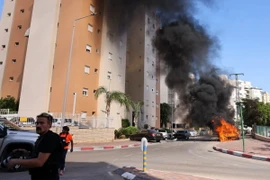 Xe ôtô bị cháy ở Ashkelon, Israel, sau vụ tấn công bằng rocket từ Dải Gaza, ngày 7/10/2023. (Ảnh: AFP/TTXVN)