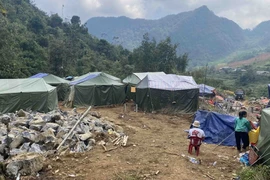 Trong khi chờ đợi xây dựng nhà mới, người dân xóm Lũng Lỳ, xã Ca Thành, huyện Tràng Định, Lạng Sơn, được chính quyền hỗ trợ làm nhà bạt để tạm trú. (Ảnh: Quốc Đạt/TTXVN)