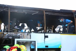 Lực lượng cứu hộ làm nhiệm vụ tại hiện trường vụ cháy xe buýt ở Bangkok, Thái Lan. (Ảnh: THXTTXVN)