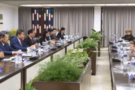 Thượng tướng Trần Quốc Tỏ và Trung tướng Lázaro Alberto Álvarez Casas đánh giá kết quả triển khai Thỏa thuận hợp tác giữa Bộ Công an Việt Nam và Bộ Nội vụ Cuba. (Ảnh: Việt Hùng/TTXVN)