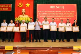 Tặng Bằng khen của Chủ tịch Ủy ban Nhân dân tỉnh Ninh Thuận cho các cá nhân. (Ảnh: Công Thử/TTXVN)