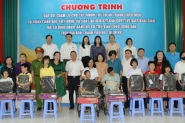 Lãnh đạo Thành phố Hồ Chí Minh tặng quà cho các nhóm trẻ em và thanh thiếu niên có hoàn cảnh đặc biệt. (Ảnh: Thanh Vũ/TTXVN)