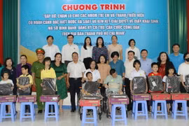 Lãnh đạo Thành phố Hồ Chí Minh tặng quà cho các nhóm trẻ em và thanh thiếu niên có hoàn cảnh đặc biệt. (Ảnh: Thanh Vũ/TTXVN)