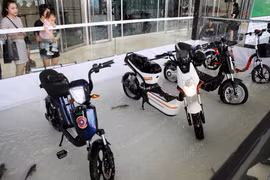 Các sản phẩm được trưng bày trong bể nước nhằm thể hiện khả năng chống chịu nước.(Ảnh: Doãn Đức/Vietnam+) 