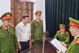 Cơ quan Cảnh sát Điều tra-Công an tỉnh Hà Giang tống đạt Quyết định và Lệnh đối với Cao Mạnh Thắng (áo trắng). (Nguồn: Cổng thông tin điện tử Bộ Công an)