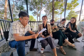 Các sinh viên trao đổi với phóng viên Thông tấn xã Việt Nam về việc đã hoàn tất học phí và thi tốt nghiệp nhưng không được cấp bằng Đại học đúng thời hạn. (Ảnh: TTXVN phát)