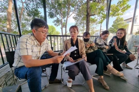 Các sinh viên trao đổi với phóng viên Thông tấn xã Việt Nam về việc đã hoàn tất học phí và thi tốt nghiệp nhưng không được cấp bằng Đại học đúng thời hạn. (Ảnh: TTXVN phát)