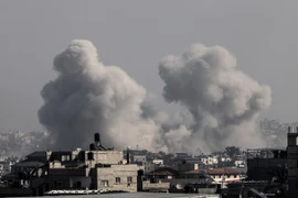 Khói bốc lên sau cuộc không kích của Israel xuống Dải Gaza ngày 17/12/2023. (Ảnh: AFP/TTXVN)