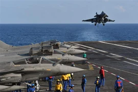 Máy bay chiến đấu Rafale của Pháp chuẩn bị hạ cánh xuống tàu sân bay Charles de Gaulle trong cuộc tập trận hải quân chung Pháp-Ấn Độ mang tên Varuna trên biển Arab ngày 9/5/2019. (Ảnh: AFP/ TTXVN)