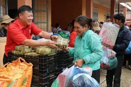 Tặng quà cho người nghèo tại chương trình "Tết vì người nghèo" ở xã Đưng K' Nớ, huyện Lạc Dương (tỉnh Lâm Đồng). (Ảnh: Đặng Tuấn/TTXVN)
