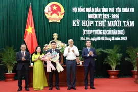 Lãnh đạo tỉnh Phú Yên tặng hoa chúc mừng ông Đỗ Thái Phong giữ chức vụ Phó Chủ tịch Hội đồng Nhân dân tỉnh Phú Yên. (Ảnh Xuân Triệu/TTXVN)