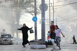 Người dân hoảng loạn sau vụ tấn công của Israel nhằm vào bệnh viện ở thành phố Gaza ngày 1/11/2023. (Ảnh: AFP/TTXVN)