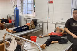 Các bệnh nhân được điều trị tại Trung tâm Y tế huyện Chư Sê (Gia Lai). (Nguồn: Công an nhân dân)
