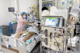 Sau gần ba tháng điều trị với 10 đợt lọc máu liên tục, hỗ trợ các cơ quan, tình trạng bé gái đã cải thiện dần. (Ảnh: TTXVN)