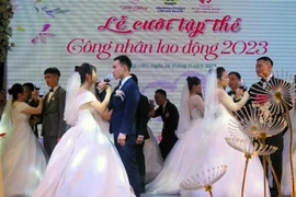 Các cặp đôi thực hiện nghi thức uống rượu mừng hạnh phúc. (Ảnh: Thu Hằng/TTXVN)