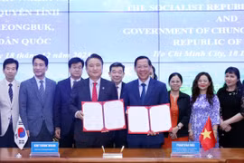 Ông Phan Văn Mãi - Chủ tịch Ủy ban Nhân dân Thành phố Hồ Chí Minh và ông Kim Young Hwan - Tỉnh trưởng Chungcheongbuk (Hàn Quốc) ký Bản Ghi nhớ về Quan hệ Hợp tác Hữu nghị giữa Ủy ban Nhân dân Thành phố Hồ Chí Minh và Chính quyền tỉnh Chungcheongbuk. (Ảnh: Xuân Khu/TTXVN)