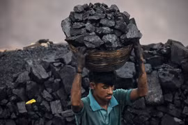 Thu nhặt than đá tại một khu mỏ ở ngoại ô Dhanbad (Ấn Độ) ngày 6/7/2023. (Ảnh: AFP/TTXVN)