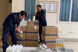 Lực lượng chức năng Quảng Bình kiểm tra số hàng hóa nhập lậu. (Nguồn: Cục Quản lý Thị trường Quảng Bình)