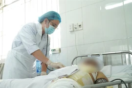 Nạn nhân được các bác sỹ Bệnh viện Chợ Rẫy điều trị tích cực. (Ảnh: TTXVN phát)