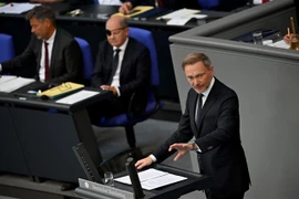 Bộ trưởng Tài chính Đức Christian Lindner (phải) phát biểu trong phiên thảo luận về ngân sách năm 2024 trước Quốc hội ở Berlin, ngày 5/9/2023. (Ảnh: AFP/TTXVN)