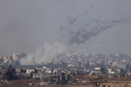 Rocket được phóng từ Dải Gaza hướng về lãnh thổ Israel ngày 1/12/2023. (Ảnh: AFP/TTXVN)