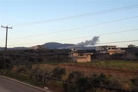 Khói bốc lên sau một vụ không kích của Israel xuống khu vực Masyaf (Syria), ngày 12/3/2023. (Ảnh: AFP/TTXVN)
