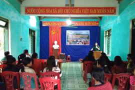 Đồn Biên phòng Cà Xèng (Quảng Bình) tuyên truyền Luật Phòng Chống Mua bán Người cho chị em phụ nữ người Rục. (Nguồn: Bộ Lao động-Thương binh và Xã hội)