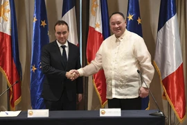 Bộ trưởng Quốc phòng Pháp Sebastien Lecornu (trái) bắt tay người đồng cấp Philippines Gilberto Teodoro tại cuộc họp báo chung ở Manila (Philippines), ngày 2/12/2023. (Nguồn: AP)