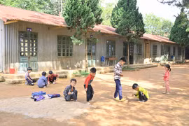 Trong năm học, các em học sinh sẽ dành khoảng thời gian trung bình từ 4-10 giờ đồng hồ ở trường mỗi ngày.